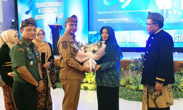 TALI ASIH: Pj Bupati Ugas Irwanto, S.Sos., M.Si. memberikan tali asih kepada keluarga almarhum dr. Shodiq Tjahjono, M.Mkes.