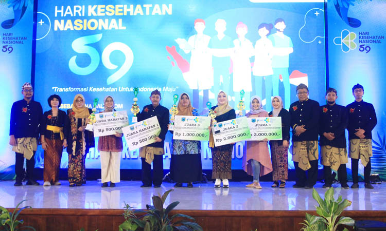 PENGHARGAAN: Para juara lomba video penerapan PHBS di fasyankes berfoto bersama. Sebelumnya juga diserahkan penghargaan kepada juara lomba Desa PHBS-LBS.