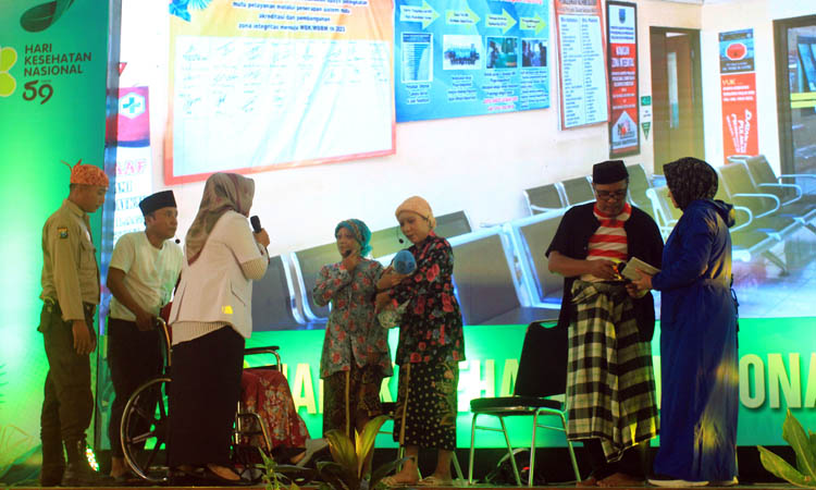 EDUKASI: Penampilan Drama "Tang Bapak" yang dikemas edukasi berhasil menghibur para undangan.