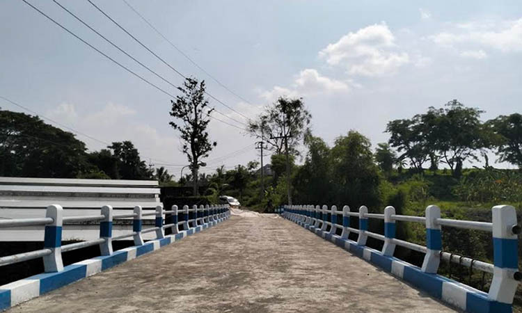TUNGGU DUA PEKAN: Jembatang Ngipik di Desa Sumbersuko, Gempol, Kabupaten Pasuruan, tuntas dibangun. Akhir pekan ketiga Desember, diperkirakan jembatan ini bisa dilewati.