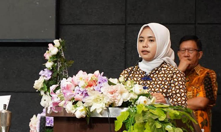 GURU BIOLOGI: Wiwin saat presentasi di ajang kompetisi Sains Merdeka Indonesia 2023.