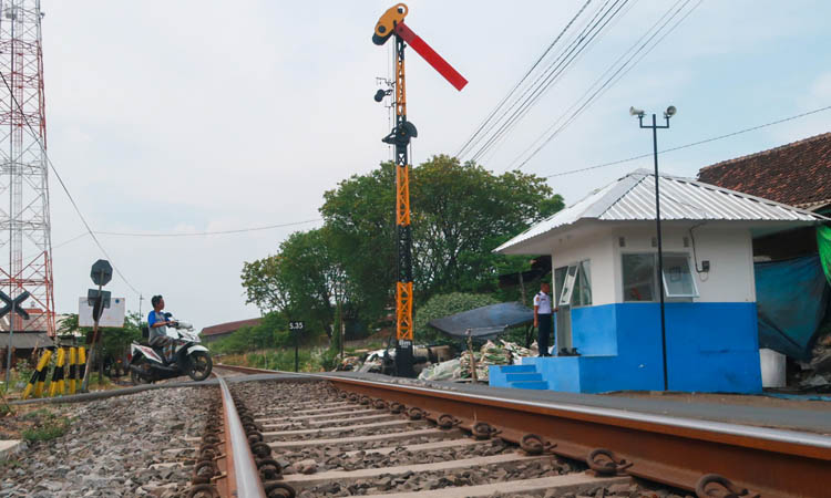 SUDAH TERPASANG: Perlintasan kereta api di Jalan Anjasmoro yang sudah terpasang palang pintu an dilengkapi pos. Masih ada beberapa perlintasan yang belum dilengkapi palang pintu.