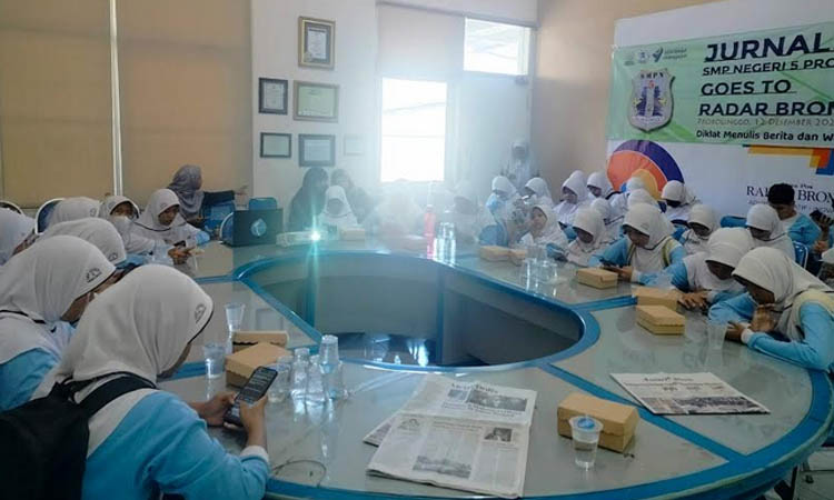 TAMBAH ILMU: Sejumlah pelajar SMPN 5 Probolinggo, mengikuti diklat jurnalistik di kantor Jawa Pos Radar Bromo, Selasa (12/12).