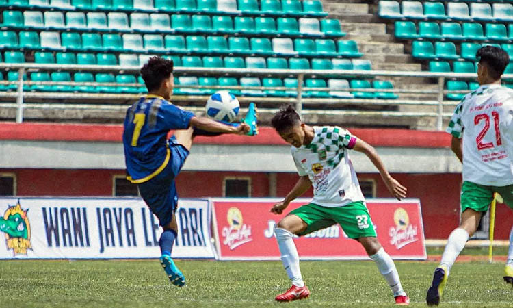 KEMBALI BERTEMU: Penggawa Pasuruan United saat melawan Kresna FC di putaran pertama lalu.
