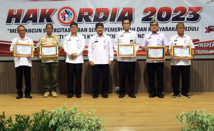 APRESIASI: Lima OPD terbaik dalam inovasi internalisasi antikorupsi mendapat penghargaan dari Pemkab Probolinggo.