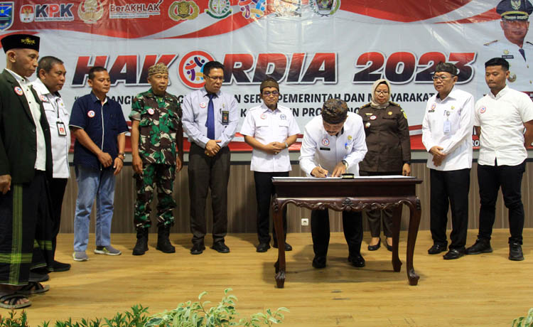 PENGAWASAN: Pj Sekda Kabupaten Probolinggo Heri Sulistyanto menandatangani nota kesepakatan dengan Kejari, Polres, dan Polresta Probolinggo dalam penanganan laporan atau pengaduan.