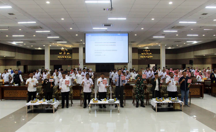 KOMPAK: Para pejabat bersama undangan berfoto bersama dengan menunjukkan alat peraga sebagai bentuk dukungan membudayakan antikorupsi.