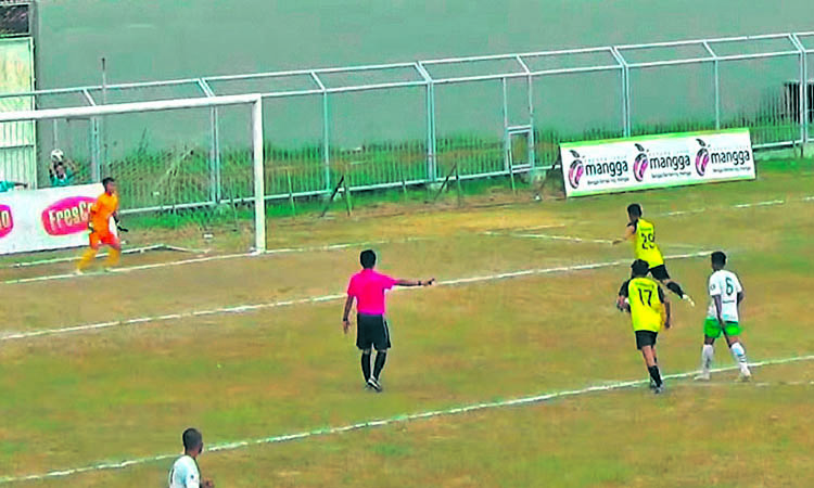 GOL PENUTUP: Eksekusi penalti penggawa Suryanaga yang merobek gawang Persekap kali keempat, kemarin.