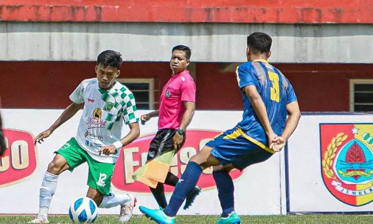 TERTAHAN: Penggawa Pasuruan United (biru) saat melawan Kresna FC.