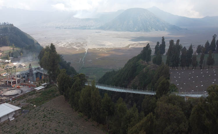 DESTINASI BARU: Jembatan Kaca Bromo yang direncanakan akan dibuka akhir tahun ini.