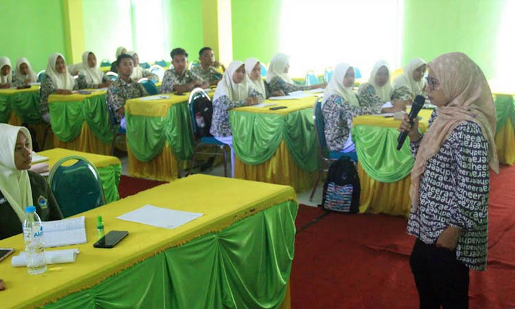 BERBAGI PENGALAMAN: Siswa SMAN 1 Gending ketika mengikuti diklat jurnalistik.