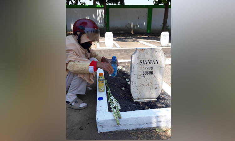 NYEKAR: Hanifah nyekar ke makam kakaknya, Prajurit Siaman, di Taman Makam Pahlawan (TMP) Kota Probolinggo.