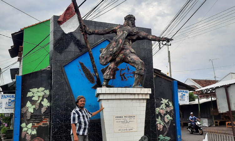 PENGHORMATAN: Sebuah monumen pahlawan berdiri di Jalan Kyai Abdul Hamid. Monumen itu dibangun pada masa Wali Kota Latief tahun 1990 sebagai penghormatan untuk Prajurit Siaman.