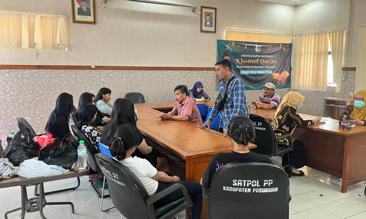 DIDATA: Kasatpol PP Nurul Huda saat memberikan pembinaan kepada para PSK.