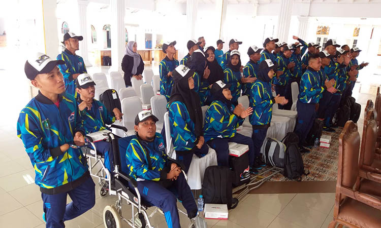 DILEPAS: Atlet-atlet disabilitas Kabupaten Pasuruan saat dilepas untuk mengikuti kejuaraan Paralimpik Jawa Timur.