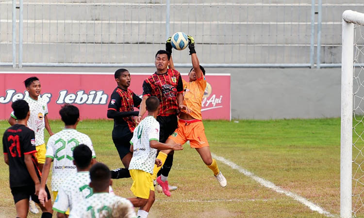 KALAH KELAS: Penjaga gawang Persekap saat berupaya mengamankan bola dari sundulan striker Banyuwangi Putra (15/12).