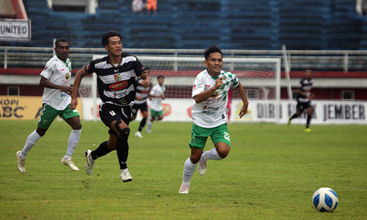 GAGAL REVANS: Penggawa Pasuruan United berebut bola dengan pemain Persid Jember dalam laga yang digelar di Stadion Jember Sport Garden, (15/12).