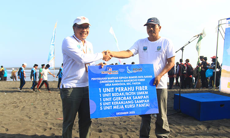 SERAH TERIMA: President Director PT POMI Sugiyanto (kiri) menyerahkan bantuan secara simbolis kepada BUMDes Duta Bahari. Bantuan diterima Kepala Desa Randutatah, Suham, Jumat (15/2).