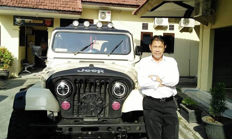 DOUBLE GARDAN: Masykur dan mobil Jeep C7 miliknya yang masih terawat. Ia sering menggunakannya untuk berwisata bersama keluarganya.