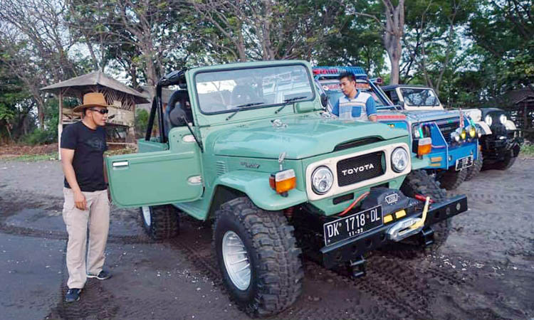 BISA UNTUK HARIAN: Mobil double gardan yang jamak ditemui adalah Toyota Hardtop. Mobil jenis ini juga bisa dipakai harian.