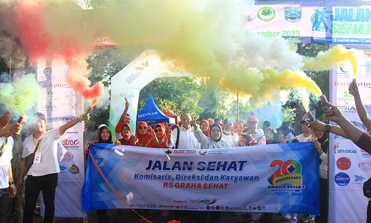 BERSAMA MASYARAKAT: Direktur Utama PT Graha Sehat Lestari Kraksaan Ir. Made Sindrajaya melepas acara jalan sehat bareng masyarakat.