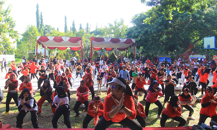 SEHAT BERSAMA: Senam joget kreatif bersama selepas jalan sehat.