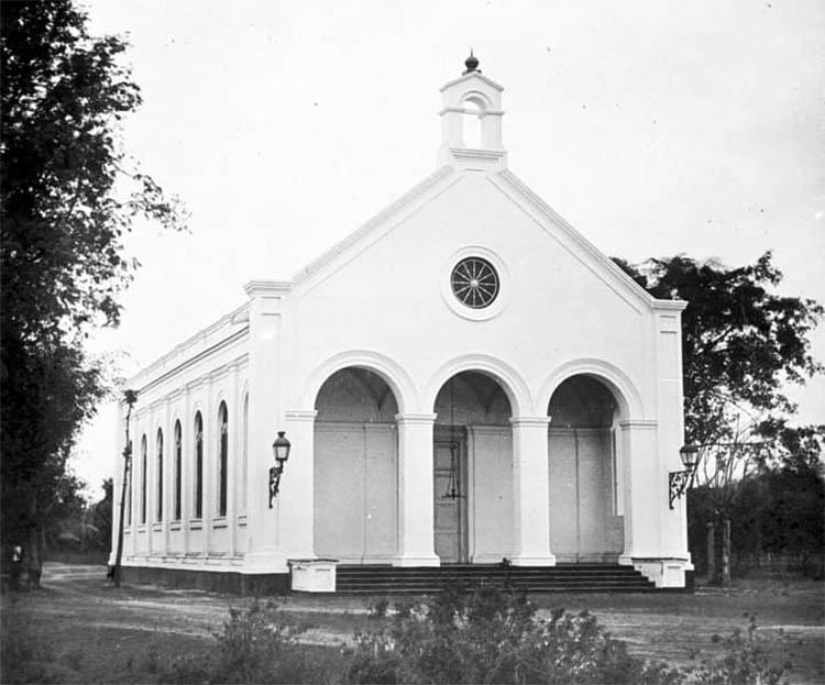 IKONIK: Gedung De Protestantse Kerk te Pasoeroean saat dipotret antara tahun 1900-1940.