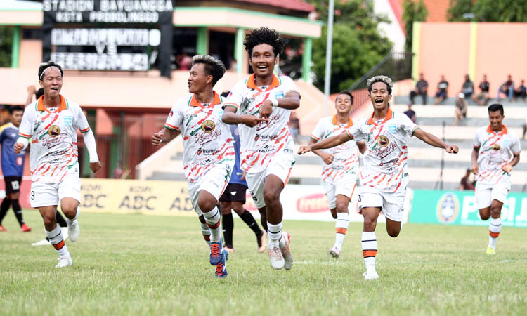 MENANG LAGI: Punggawa Persipro 1954 Rizky Bayu Pamungkas (nomor punggung 18) setelah mencetak gol ke gawang Mitra Bola FC.