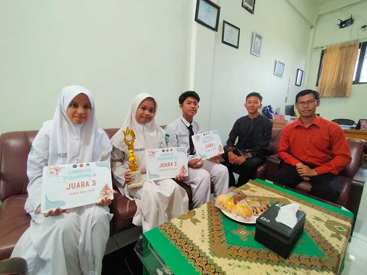 Dari kanan, Dedy K, kepala SMA Yadika Bangil didampingi guru Mandarin SMA Yadika Bangil, Fajar S bersama Aditya Rachmadani, Saskia Nur Komariya, dan Syazwina Latif pemenang lomba Chinese Paradise di U