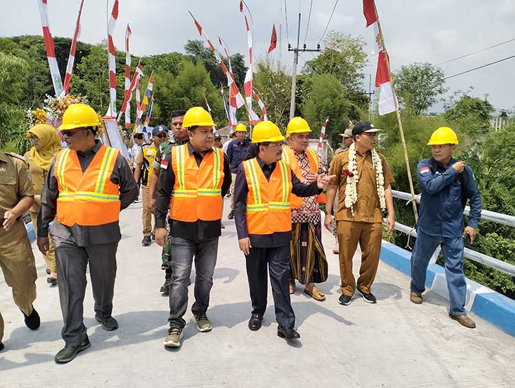 LEBIH KOKOH: Pj Bupati Pasuruan Andriyanto bersama Wakil Ketua DPRD Andri Wahyudi dan anggota DPRD, Samsul Hidayat saat meninjau Jembatan Ngipik, kemarin. (Rizal Syatori/ Radar Bromo)