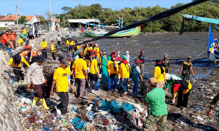 SEMANGAT: Ratusan rewalan, pemdes, dan warga Desa Randuputih ikut turun dalam giat Garpu Sampah di TPI Randuputih, Dringu.
