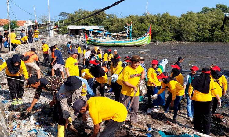 SEMANGAT: Ratusan rewalan, pemdes, dan warga Desa Randuputih ikut turun dalam giat Garpu Sampah di TPI Randuputih, Dringu.