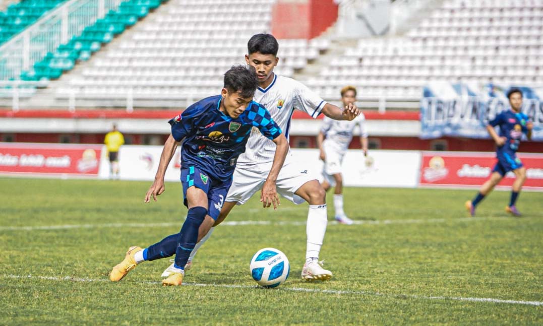 MENANG TIPIS: Pemain Pasuruan United saat berlaga menghadapi Perema Malang, di Stadion Jember Sport Garden, Minggu (17/12) siang.