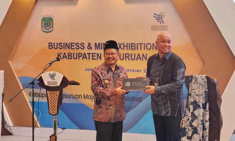APRESIASI: Pj Bupati Pasuruan Andriyanto memberikan cenderamata kepada perwakilan Kementerian Perdagangan RI.
