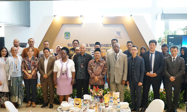 PERLUAS EKSPOR: Pj Bupati Pasuruan Andriyanto bersama perwakilan kedutaan luar negeri.