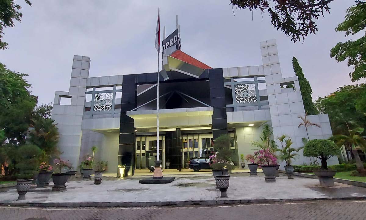 TAMBAH KAPASITAS: Gedung DPRD Kabupaten Pasuruan di Raci, Kecamatan Bangil, terus dibenahi dan bisa diakses semua kalangan.
