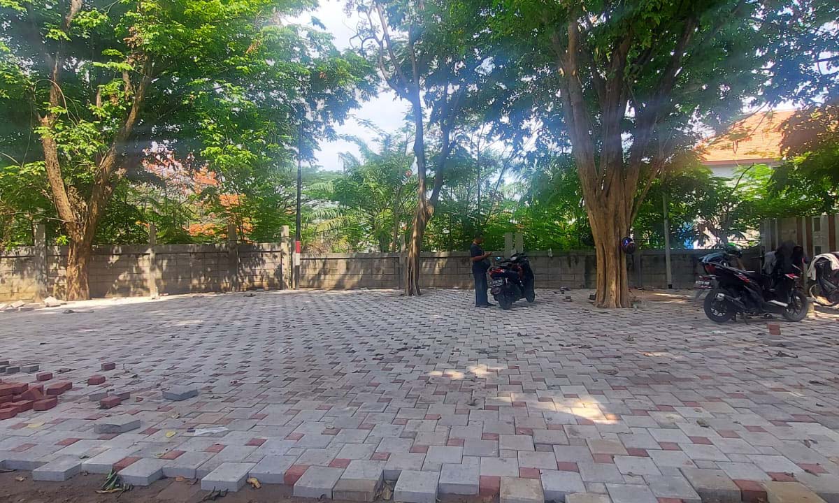 LEBIH LUAS: Kantor DPRD Kabupaten Pasuruan dilengkapi lahan parkir yang luas guna menambah daya tampung kendaraan pengunjung.