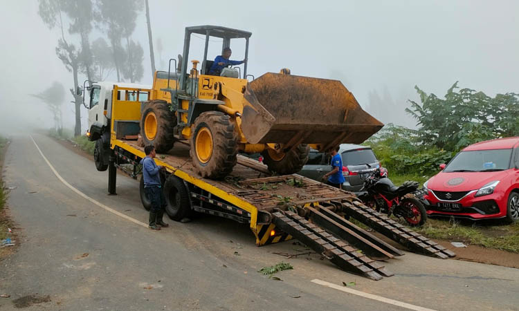 DISEWAKAN: Alat berat milik PUPR yang disewa pihak ketiga.