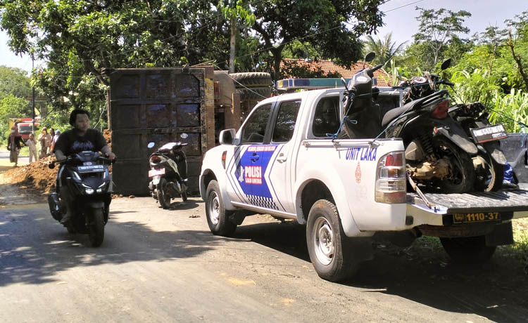 DIANGKUT: Dua motor yang terlibat kecelakaan maut di jalan raya Desa Condong diangkut Satlantas Polres Probolinggo.