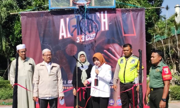 DIDUKUNG PENUH: Kacabdin SMA dan SMK se Kabupaten dan Kota Pasuruan Hj. Dr. Hastini Ratna Dewi, M.Pd membuka turnamen basket 3 on 3 &ldquo;AL-MOSH CUP&rdquo; didampingi Kepala SMA Al-Ma&rsquo;hadul Islami Dr. Abdul Muk