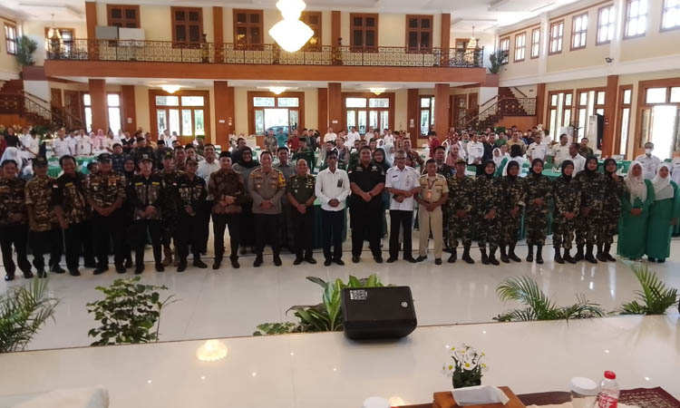 KOMPAK: Forkopimda Kota Probolinggo berfoto bersama tokoh pemuda se-Kota Probolinggo usai kegiatan.