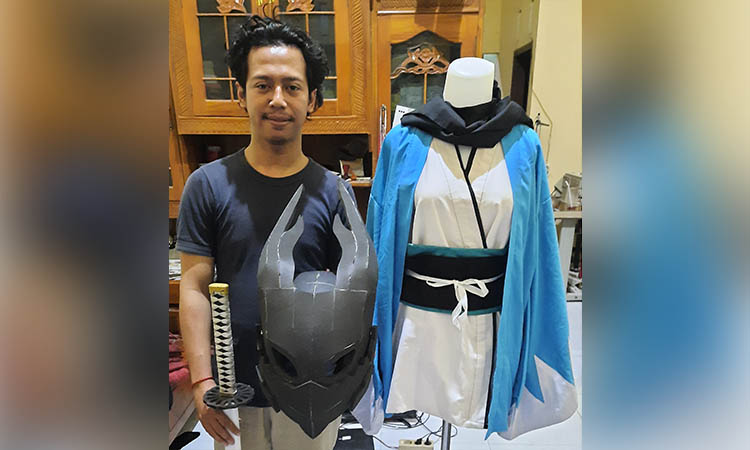 Mochammad Naufal Adi Setyawan dengan salah satu karyanya. Kostum karakter Okita Souji, kapten unit pertama Shinsengumi. Pasukan polisi khusus di Kyoto selama akhir periode Shogun.