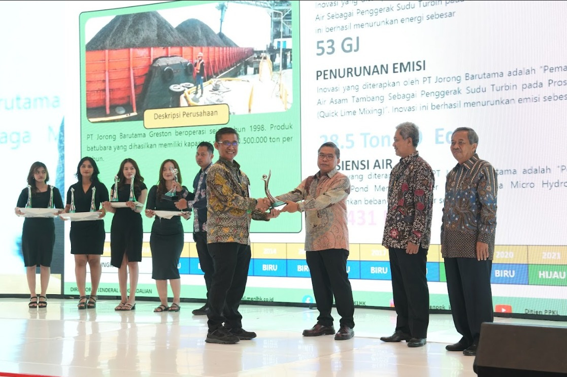 HIJAU: Direktur Manajemen Human Capital dan Administrasi PLN NP, Karyawan Aji  (kiri) menerima piala Proper Hijau dari Wakil Menteri Lingkungan Hidup dan Kehutanan, Alue Dohong.