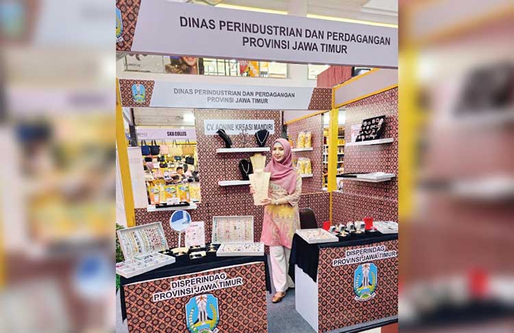 MAKIN DIKENAL: Kris Nisa Septianing memamerkan berbagai produk Aonine Pearls dalam pameran Dinas Perindustrian dan Perdagangan Jawa Timur&nbsp;di&nbsp;Batam,&nbsp;Riau.