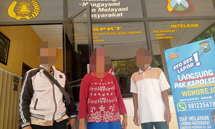 TANYA PERKEMBANGAN: Keluarga Bunga saat mendatangi mapolsek Wonorejo.