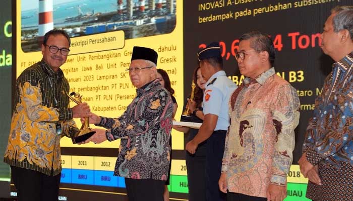 EMAS: Direktur Utama PLN NP Ruly Firmansyah (kiri) saat menerima piala Proper Emas dari Wakil Presiden Republik Indonesia Ma