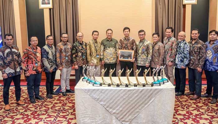 BORONG: Direktur Utama PLN NP Ruly Firmansyah (tengah), bersama seluruh Senior Manager Unit Pembangkit (UP) yang mendapatkan piala Proper  Emas dan Proper Hijau. Tahun ini PLN NP berhasil meraih 6 Pr