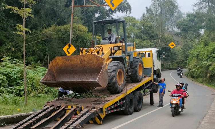 ASET PEMKAB: Salah satu alat berat milik PUPR hendak dioperasikan. Dari 32 alat berat yang dimiliki, lima diantaranya akan dilelang tahun depan karena rusak berat.