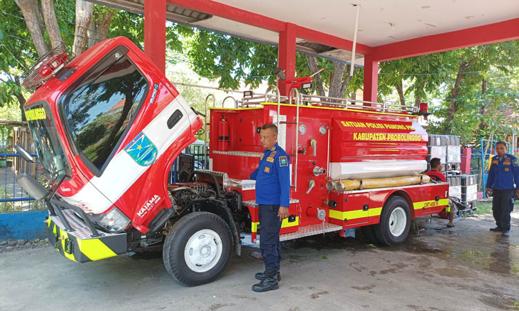 UNIT BARU: Unit pemadam kebakaran yang baru datang Senin (18/12) malam terparkir di pos damkar unit Kraksaan.