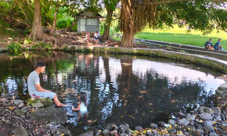JADI JUJUKAN: Banyak warga, wisatawan,&nbsp; atau goweser yang datang ke Sumber Keling sekadar untuk bersantai. Ada juga yang datang untuk mandi.